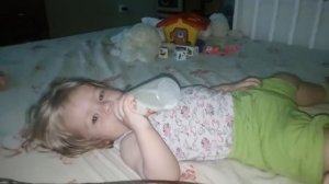 СМЕХ! пьет молоко, снимает носки, еще куча дел)