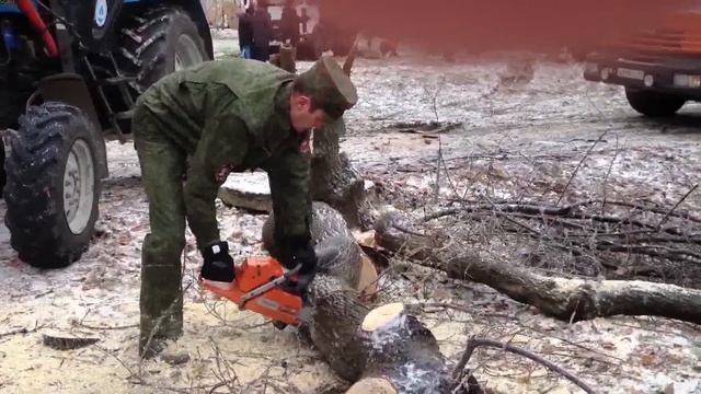 Михаил Игнатьев бензопилой валит деревья смотреть онлайн