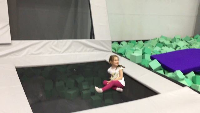 БЛОГ. САМЫЙ КРУТОЙ И БОЛЬШОЙ батутный центр. Огромная ванна из кубиков. Падение на батуте. смотреть онлайн