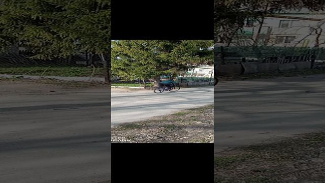 пов:пытешся покотится на 1 колесе