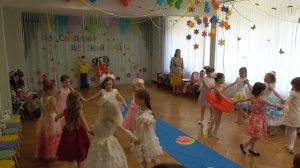 Ну очень красивый танец на выпускном в детском саду. Все родители плакали.