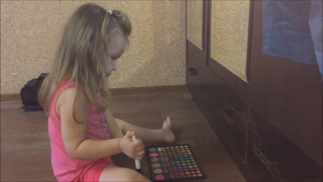 Детский макияж от Софии// Sofia gets her first make-up смотреть онлайн