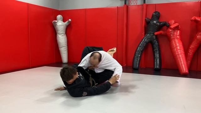 Атака из закрытого гарда через оверхук. смотреть онлайн