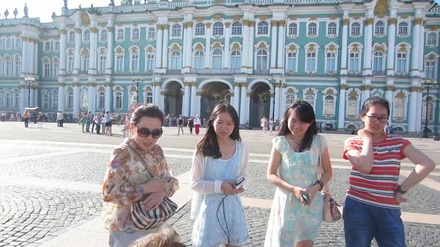 Девушки из Китая учатся жонглировать булыжниками на Дворцовой площади. смотреть онлайн