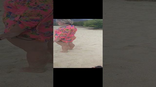 Девушка на пляже вырубила морского пирата - опасный отдых на Карибах смотреть онлайн