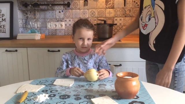 Груши запеченные в тесте. Дети готовят еду сами без родителей. смотреть онлайн