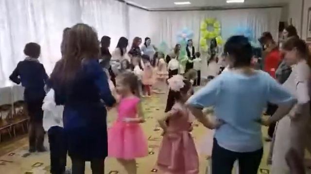 Танец с мамами на 8 марта, в детском саду смотреть онлайн