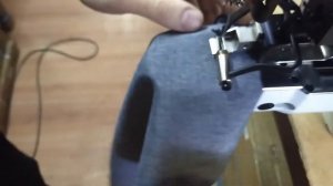 Пришивание пуговицы на ножке с помощью закрепочной машины челночного стежка JK1900