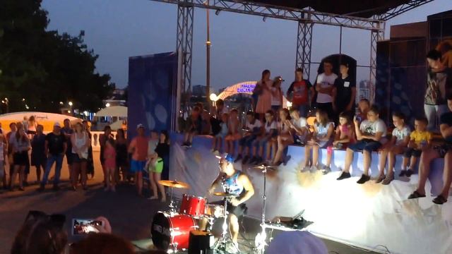 Геленджик 2019 парень играет на ударных. смотреть онлайн