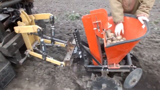 посадка картофеля мини тракторам . смотреть онлайн