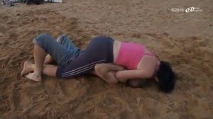 Борьба на пляже   девушки против мужчин