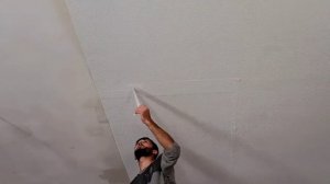 Как правильно клеить обои на потолок