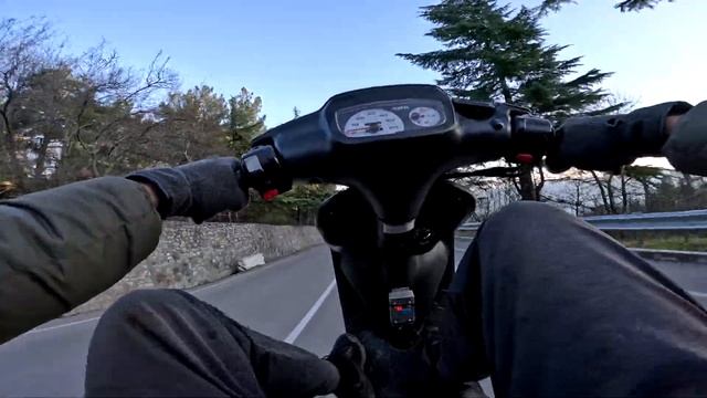 Интересная история,почему я еду на мопеде зимой. смотреть онлайн