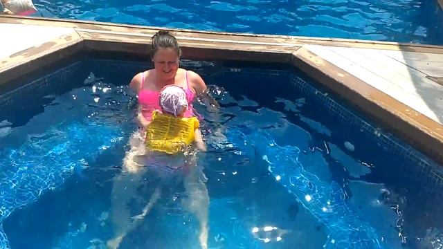 Бассеин купаемся кружимся Геленджик Swimming pool whirl Gelendzhik смотреть онлайн