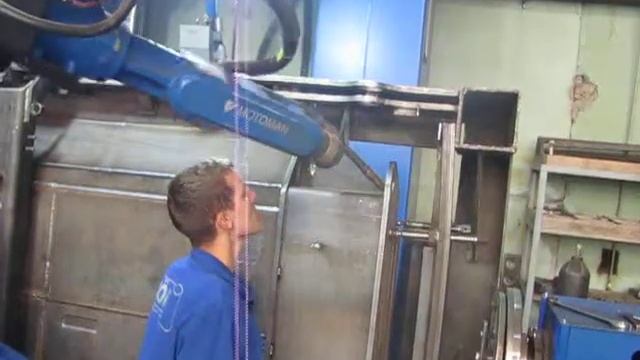 Роботизированный сварочный робот MOTOMAN варит отвал.avi смотреть онлайн