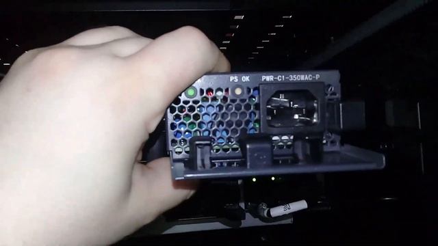 Установка блока питания в коммутатор Cisco Catalyst 9300-48T смотреть онлайн
