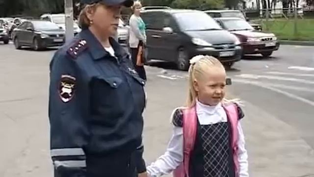 ГИБДД: «Научить ребенка переходить дорогу — обязанность родителей» смотреть онлайн
