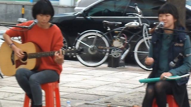 Two girls performing on street in 40 Steps region of Chungang, Busan. смотреть онлайн