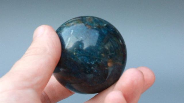 Шар из синего апатита диаметром 52 мм вес 250 грамм // 641nk смотреть онлайн