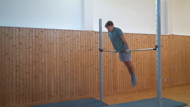 Hüftumschwung vl. rückwärts смотреть онлайн
