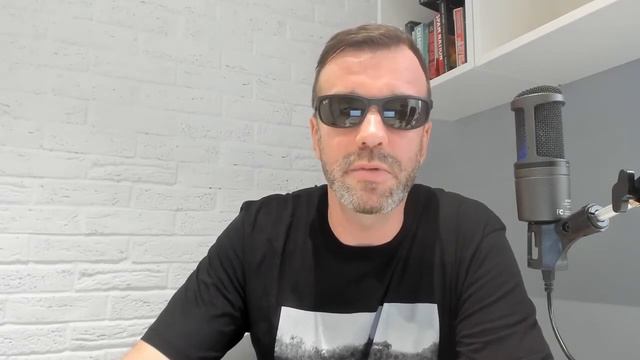 ПОЧЕМУ СЦЕНАРИСТУ НЕЛЬЗЯ УВОЛЬНЯТЬСЯ С РАБОТЫ смотреть онлайн