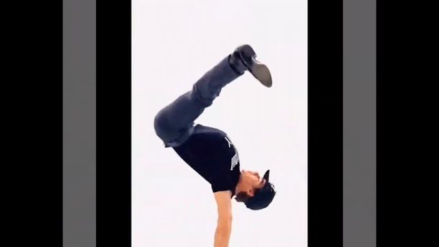 Arnold Schwarzenegger singing Wanna Dance With Somebody смотреть онлайн