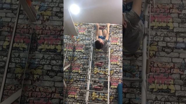 Как висеть на турнике без рук смотреть онлайн