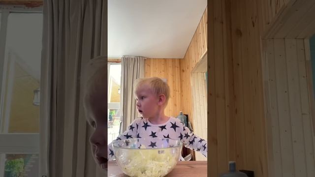 САМЫЙ ПРОСТОЙ РЕЦЕПТ ОЛАДУШЕК ИЗ КАБАЧКА / готовим с Марселем! смотреть онлайн