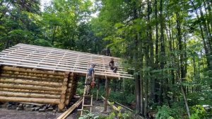 Доделали крышу в избе. Стройка идёт полным ходом!