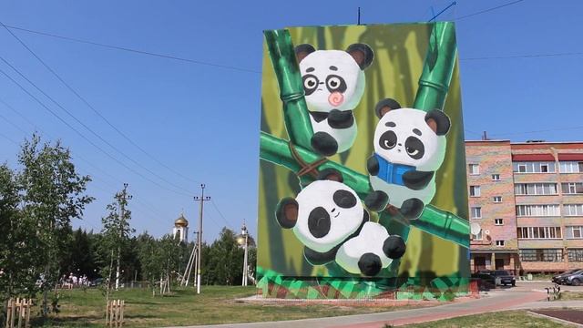 В Нижнекамске ожил мурал! Painted pandas have come to life in Nizhnekamsk! смотреть онлайн