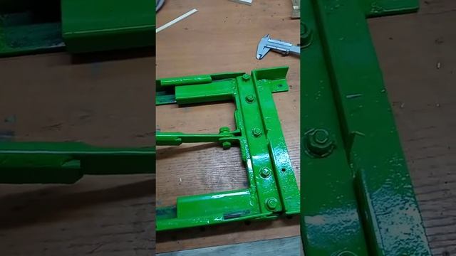 пасечный дырокол на коленке.Я его слепила из того, что было... смотреть онлайн