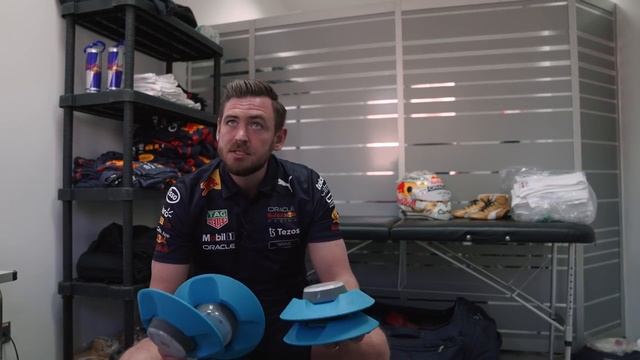 Kit Stop with Max Verstappen's Performance Coach Brad Scanes смотреть онлайн