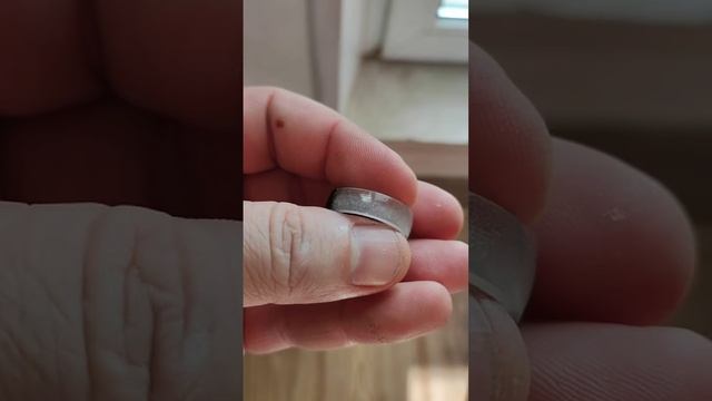 Кольцо из черного граба и эпоксидной смолы. Светится в темноте сине-сиреневым цветом смотреть онлайн