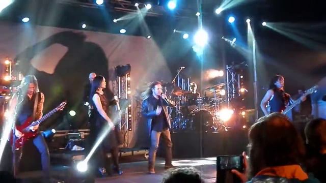 Over the hills and far away Tarja Turunen ja Timo Kotipelto @Vaakuna piknik Kouvola 2016 смотреть онлайн