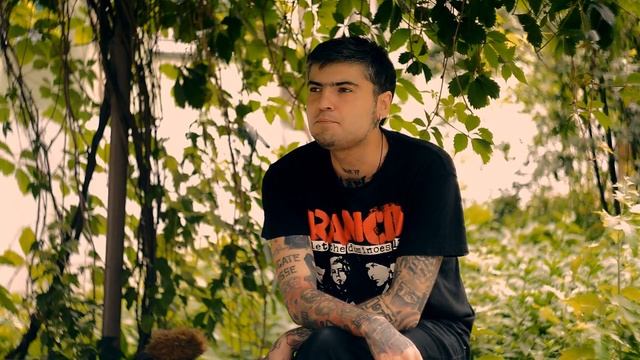 Максим Кабир авторское стихотворение "У старшего брата Наташи в параше висел плакат" смотреть онлайн