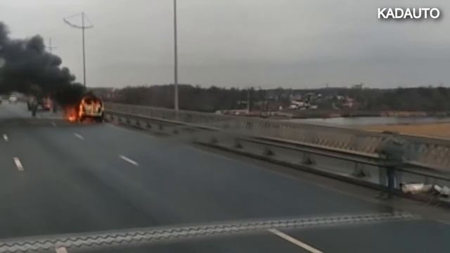 На Берлинском мосту в Калининграде сгорел автомобиль. 11.12.18 смотреть онлайн