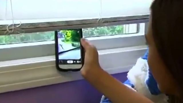 Эта 12 летняя девочка была дома одна когда решила тайно заснять человека бродящего на заднем дворе смотреть онлайн