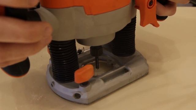 Фрезер Black&Decker KW1200E QS Люфт направляющих штанг смотреть онлайн