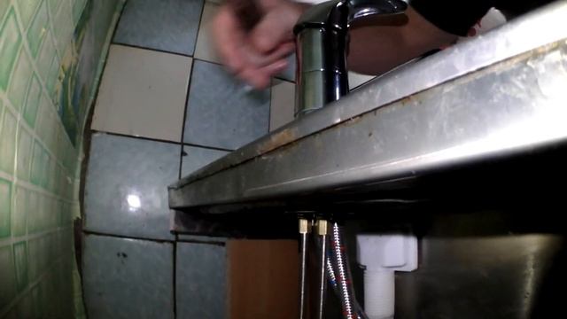 Как заменить смеситель для кухни. Часть 2. СБОРКА и УСТАНОВКА СМЕСИТЕЛЯ на раковину. смотреть онлайн