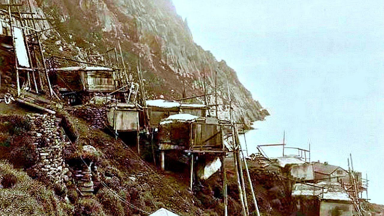 ЖИТЕЛИ ЭТОЙ ДЕРЕВНИ МИСТИЧЕСКИ ИСЧЕЗЛИ. НА СТОЛАХ ОСТАЛСЯ ОБЕД. смотреть онлайн