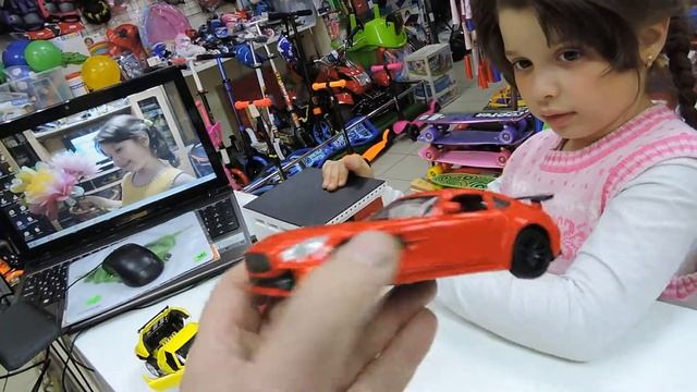 Гараж с распашными воротами игрушка (для масштабных моделей) смотреть онлайн