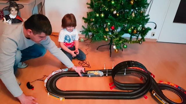обзор игрушек,Carrera GO!!! McQueen Race Track,Cars, немецкие игрушки, учимся управлять автотреком! смотреть онлайн