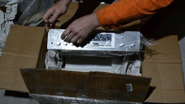 Приехал усилитель AKAI AM-U04, небольшая распаковка. Особенности этого усилителя и внешний вид. смотреть онлайн