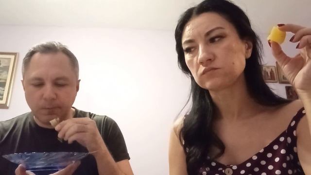 КУШАЕМ С МОЕЙ ДЕВУШКОЙ КОПЧЁНУЮ СКУМБРИЮ И ПЕЧЁНУЮ КАРТОШКУ