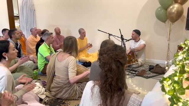 Dhira Gauranga prabhu - kirtan смотреть онлайн