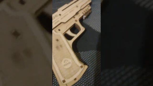 M4? Из лего? И дигл из дерева который стреляет резинками? смотреть онлайн