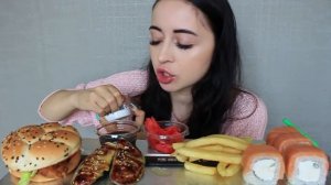 ВРАЧ САМ НУЖДАЕТСЯ В ЛЕЧЕНИИ/ СУШИ ? РОЛЛЫ / Mukbang / Ayka Emilly