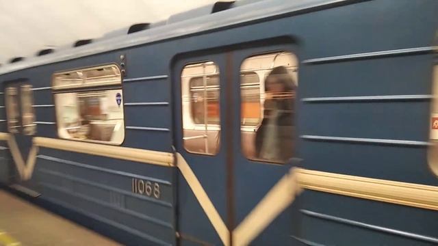 81-717/714.5 прибывает на станцию метро Улица Дыбенко.
