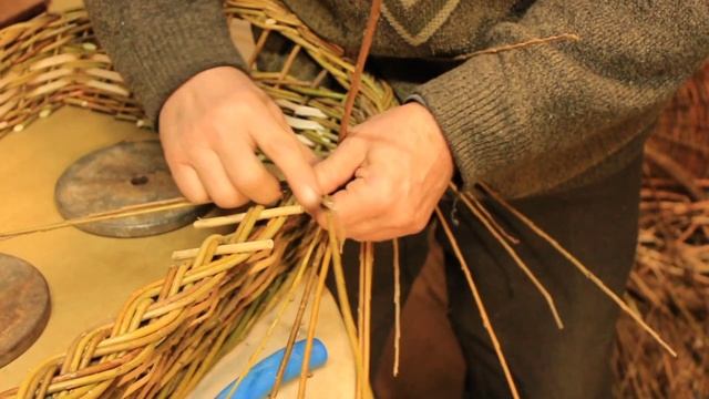 Плетение косы из лозы. Мастер-класс по плетению косы. #плетение #коса #ремесло #жизньвдеревне смотреть онлайн