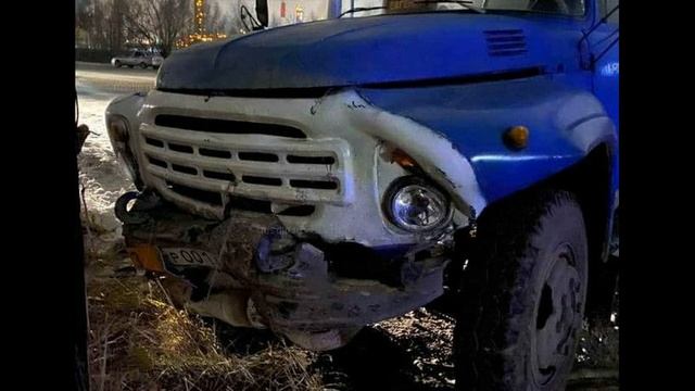 В Омске водитель Тойоты столкнулся с грузовиком ЗИЛ смотреть онлайн